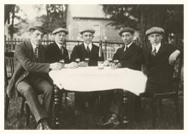 Restauriertes Foto: "Weinrunde in den 1920er Jahren" - Durchblättern Sie diesen Internetauftritt. Sie finden dort weitere Beispielfotos.